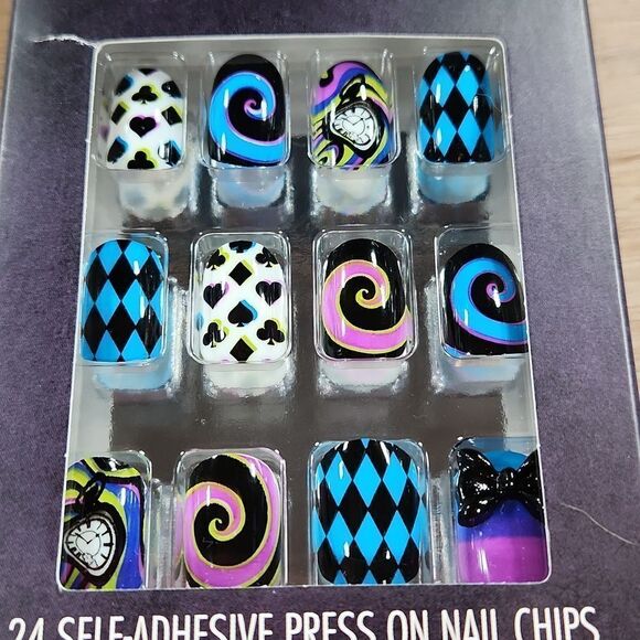🔺️HOST PICK NIB Alice in Wonderland Press on Nail Chips - Picture 2 of 3